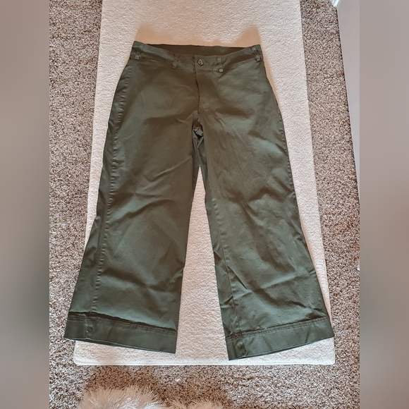 DIP  SZ 6. Newer army greenwide leg capri - Picture 1 of 4